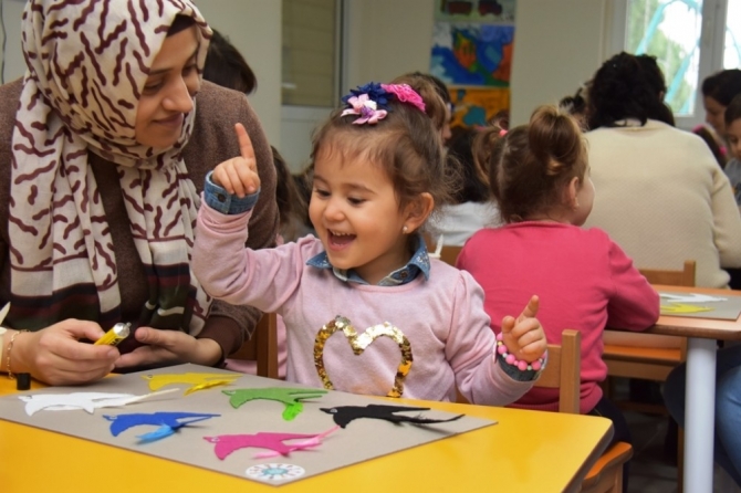 Çocuklar anneleri ile birlikte eğlenirken öğrendiler