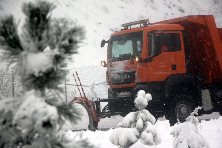 Bolu Dağı'nda etkili olan kar ve sis ulaşımı yavaşlattı