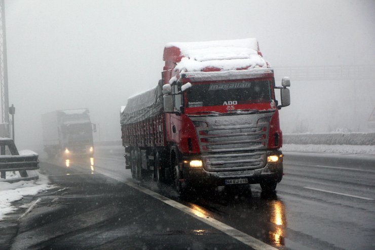 Bolu Dağı'nda etkili olan kar ve sis ulaşımı yavaşlattı