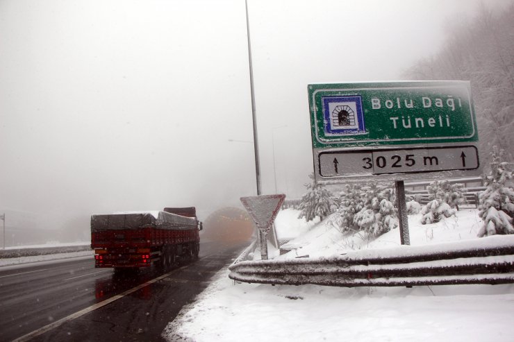 Bolu Dağı'nda etkili olan kar ve sis ulaşımı yavaşlattı