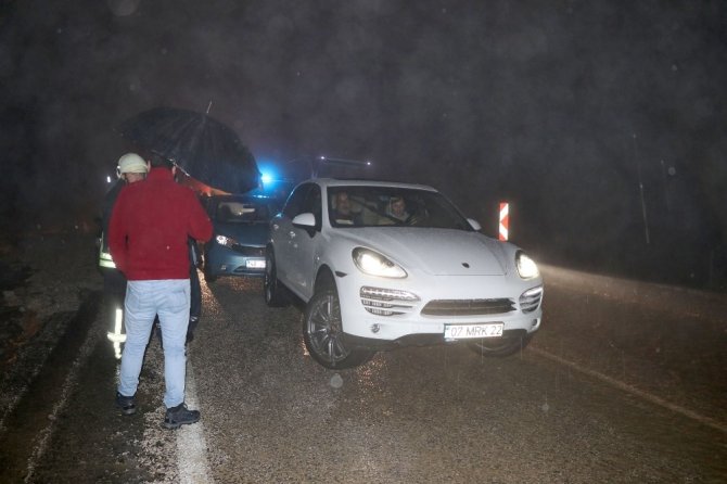 Fethiye - Antalya karayolu sel sebebiyle ulaşıma kapandı araç kuyruğu oluştu