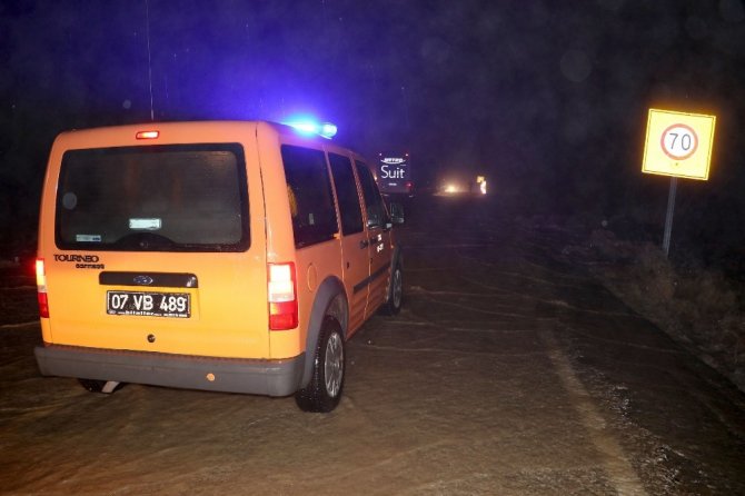 Fethiye - Antalya karayolu sel sebebiyle ulaşıma kapandı araç kuyruğu oluştu