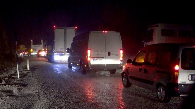 Fethiye - Antalya karayolu sel sebebiyle ulaşıma kapandı araç kuyruğu oluştu