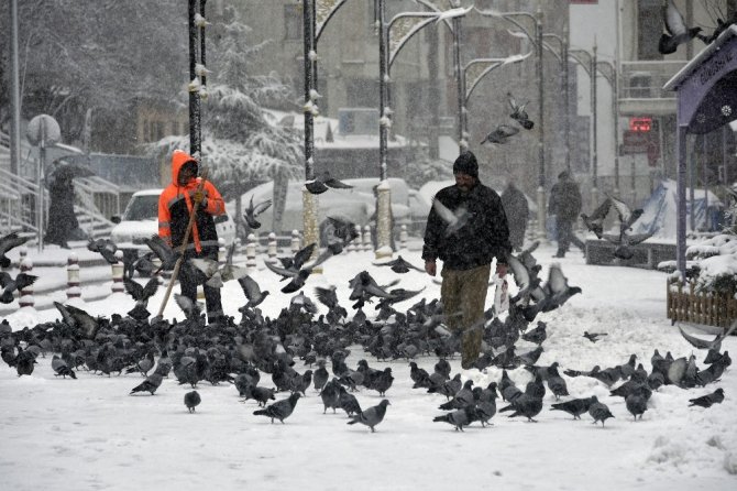 Gümüşhane’de kar yağışı "engelli ve hamile kamu görevlileri öğleden sonra idari izinli sayılacak"
