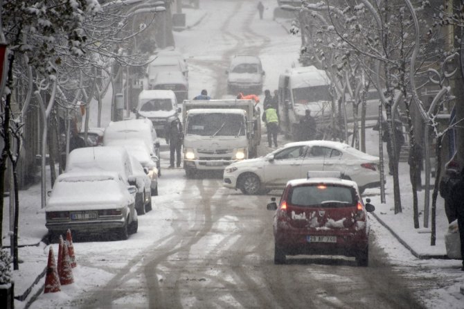 Gümüşhane’de kar yağışı "engelli ve hamile kamu görevlileri öğleden sonra idari izinli sayılacak"