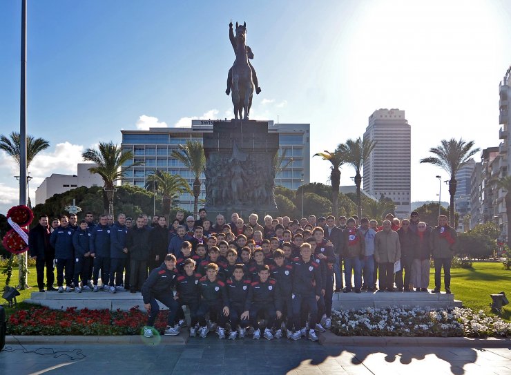 İZMİR'in Cumhuriyet'le yaşıt kulübü Altınordu, 95. kuruluş yıldönümünü sade bir törenle kutladı.