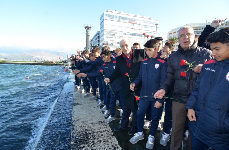 İZMİR'in Cumhuriyet'le yaşıt kulübü Altınordu, 95. kuruluş yıldönümünü sade bir törenle kutladı.