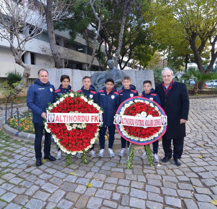 İZMİR'in Cumhuriyet'le yaşıt kulübü Altınordu, 95. kuruluş yıldönümünü sade bir törenle kutladı.