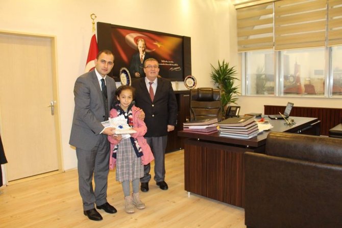 Kütahya'nın Dumlupınar ilçesinde Çok kitap okuyan öğrenciler ödüllendirildi