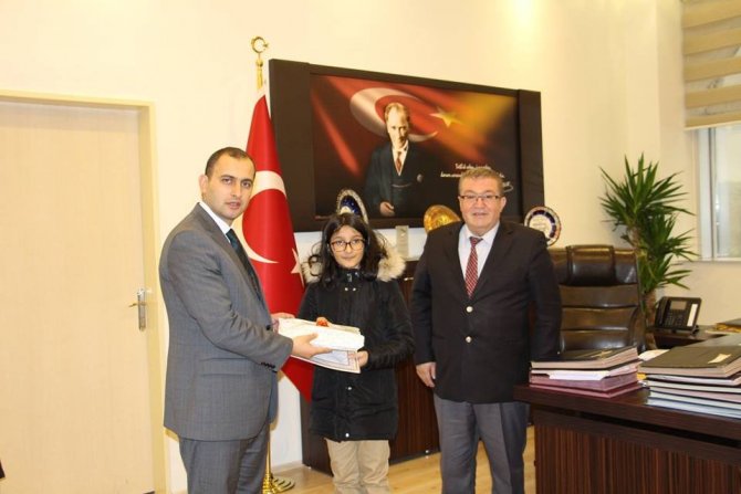 Kütahya'nın Dumlupınar ilçesinde Çok kitap okuyan öğrenciler ödüllendirildi