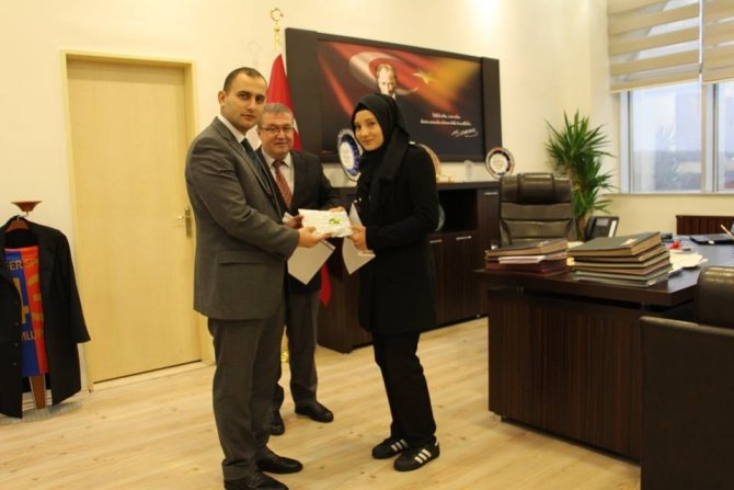 Kütahya'nın Dumlupınar ilçesinde Çok kitap okuyan öğrenciler ödüllendirildi