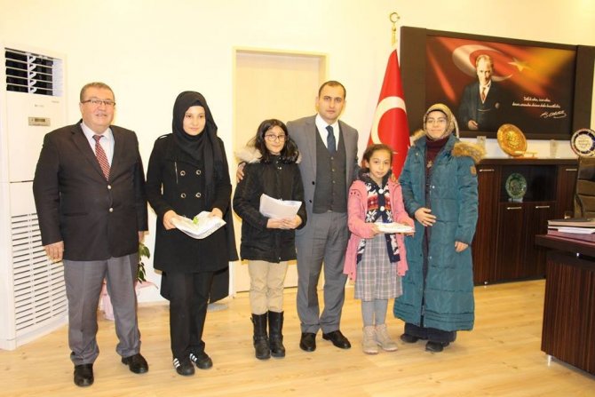 Kütahya'nın Dumlupınar ilçesinde Çok kitap okuyan öğrenciler ödüllendirildi