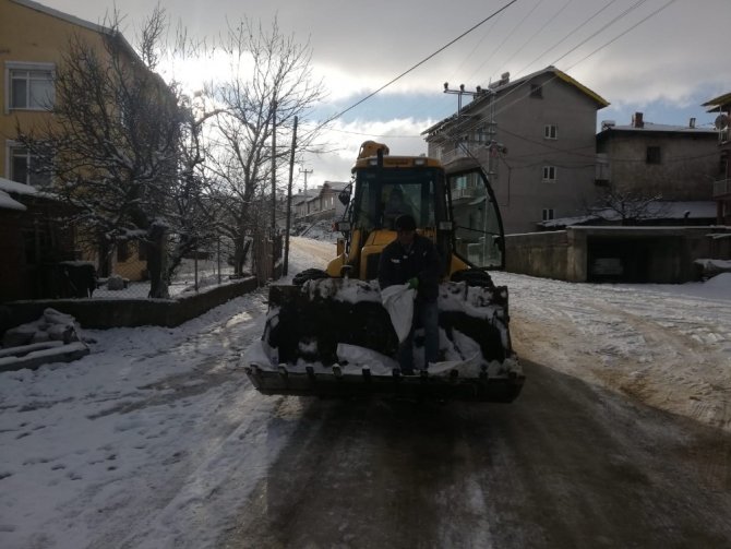 Kütahya'nın Pazarlar ilçesinde Buzlanmaya karşı cadde ve sokaklar tuzlanıyor