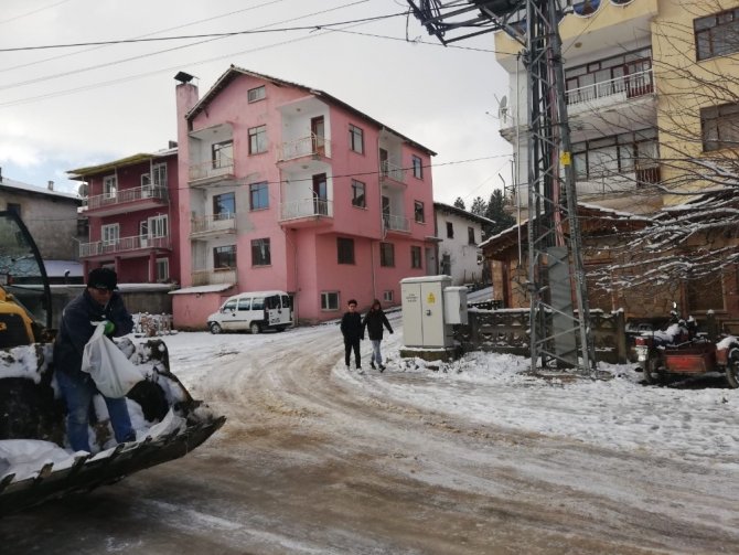 Kütahya'nın Pazarlar ilçesinde Buzlanmaya karşı cadde ve sokaklar tuzlanıyor
