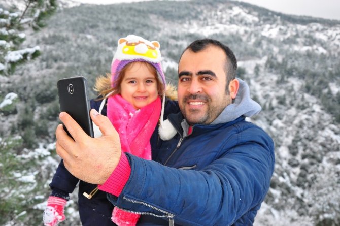 Manisa'nın bin 517 rakımlı Spil Dağı beyaz gelinliğe büründü