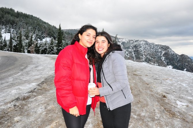 Manisa'nın bin 517 rakımlı Spil Dağı beyaz gelinliğe büründü