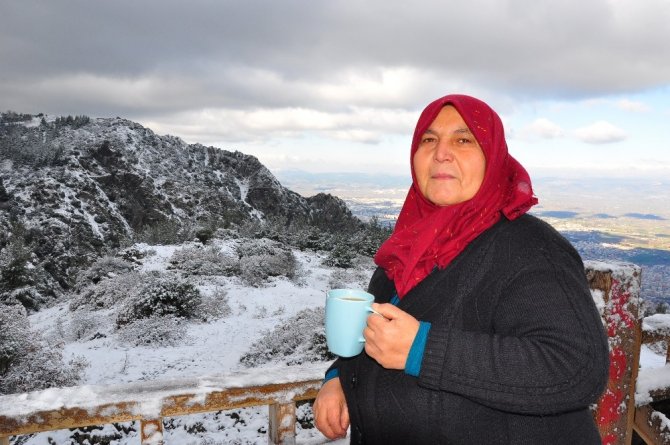 Manisa'nın bin 517 rakımlı Spil Dağı beyaz gelinliğe büründü