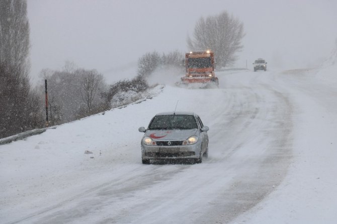 Sivas’ta kar esareti "etkili olan yoğun kar yağışı ulaşımda aksamalara neden oldu."