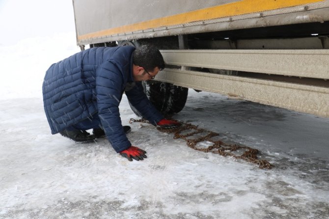 Sivas’ta kar esareti "etkili olan yoğun kar yağışı ulaşımda aksamalara neden oldu."