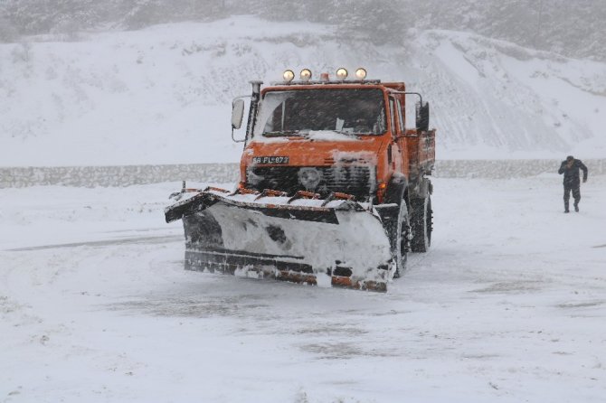 Sivas’ta kar esareti "etkili olan yoğun kar yağışı ulaşımda aksamalara neden oldu."