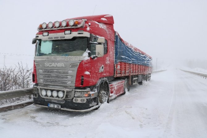 Sivas’ta kar esareti "etkili olan yoğun kar yağışı ulaşımda aksamalara neden oldu."