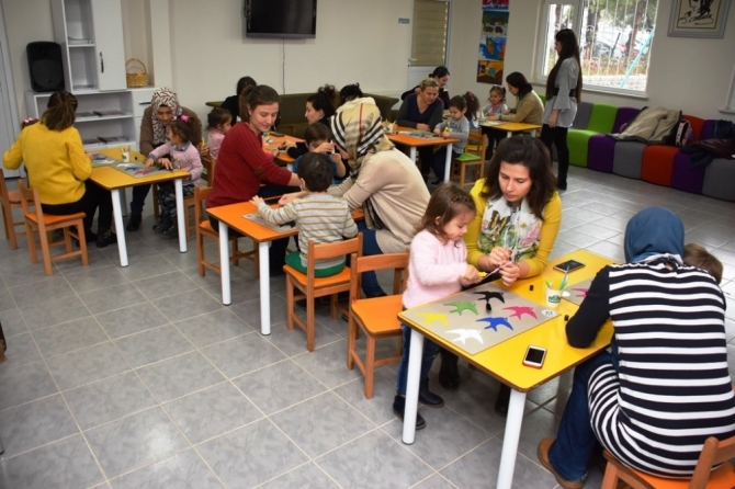 Çocuklar anneleri ile birlikte eğlenirken öğrendiler