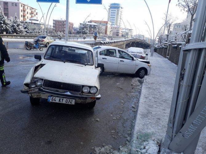 Uşak’ta yoğun buzlanma maddi hasarlı zincirleme trafik kazasına neden oldu