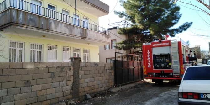 Adıyaman'da, bir ikamette çıkan yangın vatandaşlar tarafından paniğe neden oldu.
