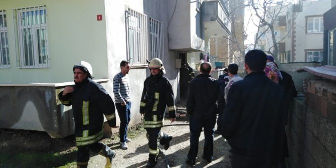 Adıyaman'da, bir ikamette çıkan yangın vatandaşlar tarafından paniğe neden oldu.