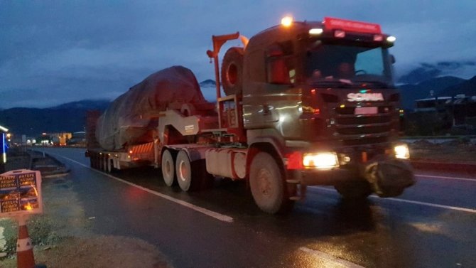 Askeri araçlar Kırıkhan'dan ve Hassa ilçelerinden geçerek Kilis'e doğru hareket etti.