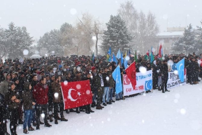 Atatürk Üniversitesi öğrencileri Doğu Türkistan için yürüdü
