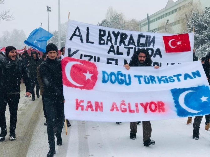 Atatürk Üniversitesi öğrencileri Doğu Türkistan için yürüdü