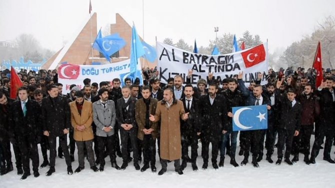Atatürk Üniversitesi öğrencileri Doğu Türkistan için yürüdü