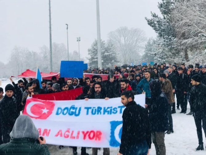 Atatürk Üniversitesi öğrencileri Doğu Türkistan için yürüdü