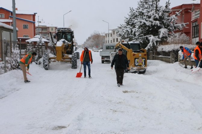 Aziziye’de kara geçit yok "karla mücadele ekipleri çalışmalarını aralıksız sürdürüyor."