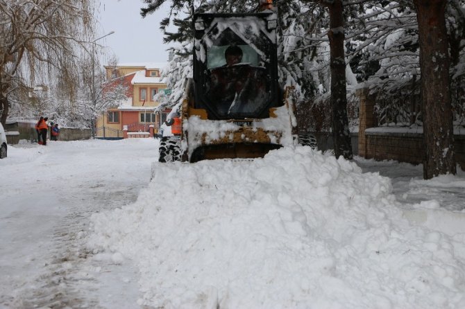 Aziziye’de kara geçit yok "karla mücadele ekipleri çalışmalarını aralıksız sürdürüyor."