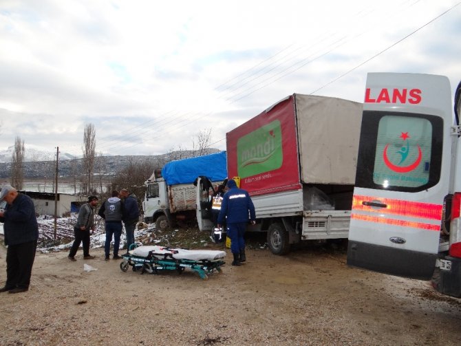 Bilecik’te trafik kazası, 2 kişi yaralandı,araç içine sıkışan yolcuyu AFAD ekipleri kurtardı