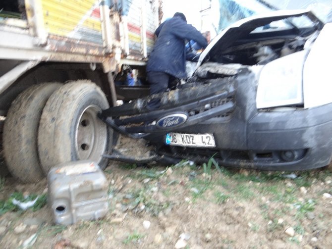 Bilecik’te trafik kazası, 2 kişi yaralandı,araç içine sıkışan yolcuyu AFAD ekipleri kurtardı