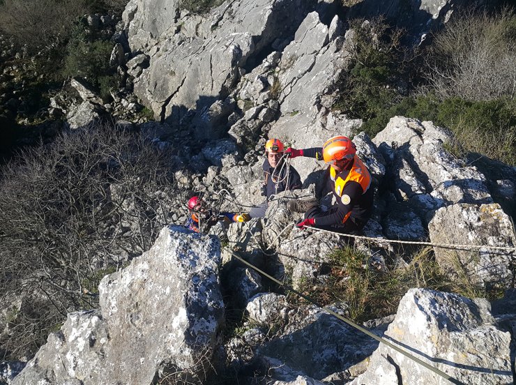 Çanakkale'nin Biga ilçesinde Kayalıklarda mahsur kalan keçileri AFAD kurtardı