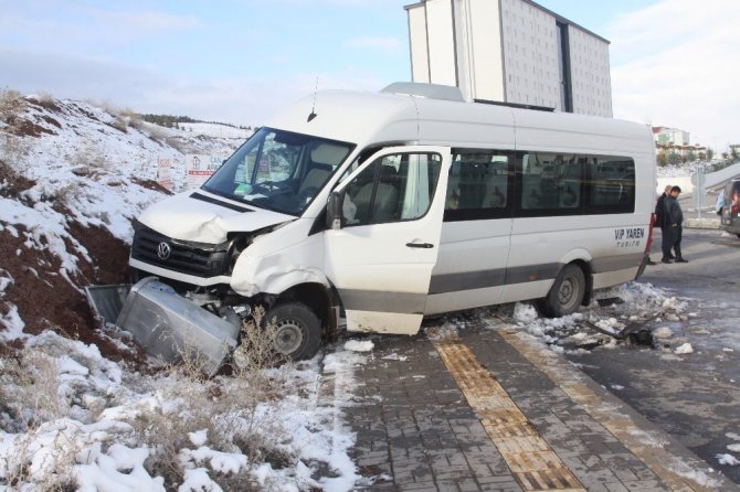 Çankırı’da Yapraklı-Çankırı yolu KYK Yurtlar bölgesinde trafik kazası: 2 yaralı