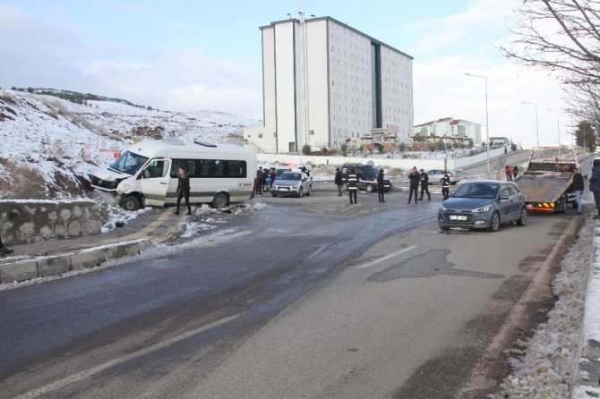 Çankırı’da Yapraklı-Çankırı yolu KYK Yurtlar bölgesinde trafik kazası: 2 yaralı