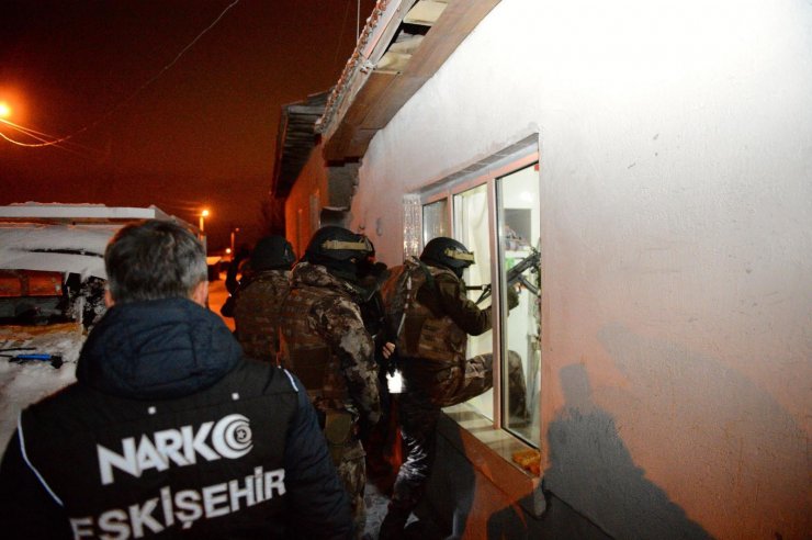 Eskişehir'de uyuşturucu şüphelileri adliyede "8 şüpheli adliyeye sevk edildi."