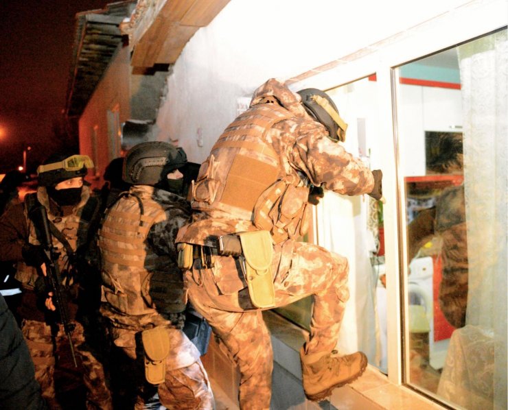 Eskişehir'de uyuşturucu şüphelileri adliyede "8 şüpheli adliyeye sevk edildi."