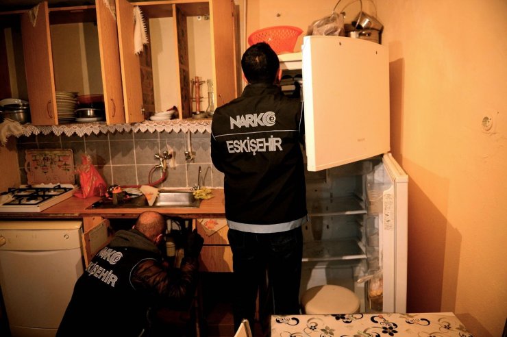 Eskişehir'de uyuşturucu şüphelileri adliyede "8 şüpheli adliyeye sevk edildi."