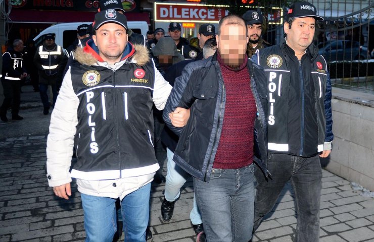 Eskişehir'de uyuşturucu şüphelileri adliyede "8 şüpheli adliyeye sevk edildi."