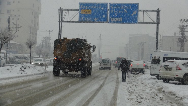 HAKKARİ'nin Yüksekova ilçesinde sabah saatlerinden itibaren kar yağışı etkili olmaya başladı
