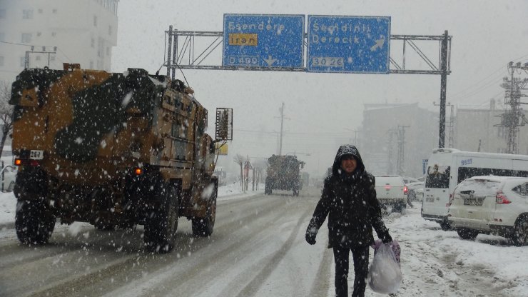 HAKKARİ'nin Yüksekova ilçesinde sabah saatlerinden itibaren kar yağışı etkili olmaya başladı