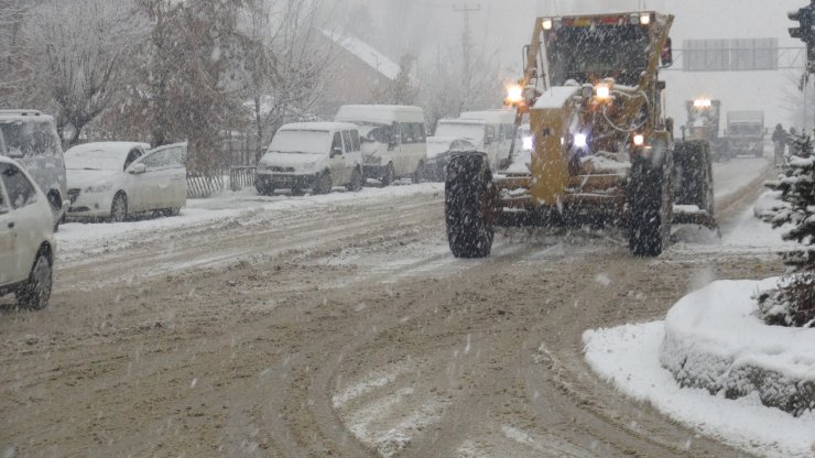 HAKKARİ'nin Yüksekova ilçesinde sabah saatlerinden itibaren kar yağışı etkili olmaya başladı