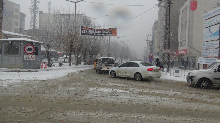 HAKKARİ'nin Yüksekova ilçesinde sabah saatlerinden itibaren kar yağışı etkili olmaya başladı