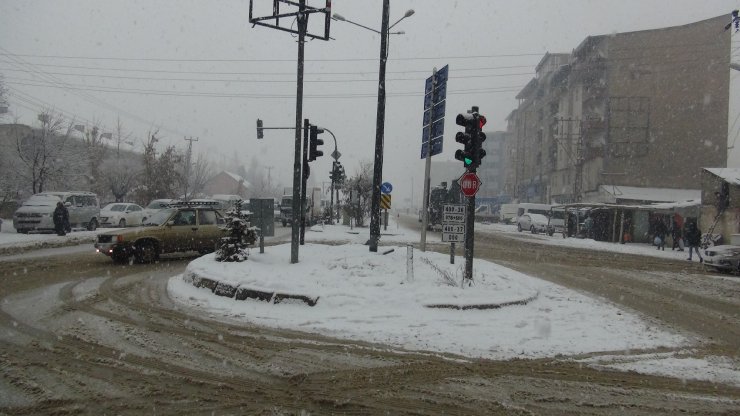HAKKARİ'nin Yüksekova ilçesinde sabah saatlerinden itibaren kar yağışı etkili olmaya başladı